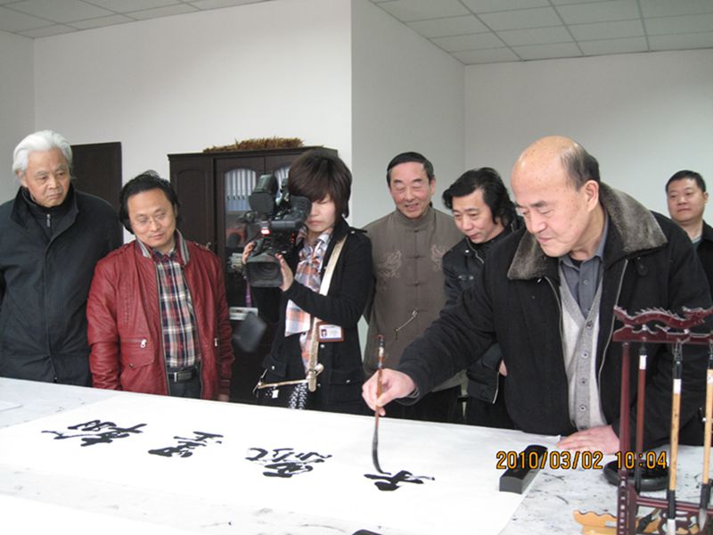 市人大常委會黨組書記、副主任張法祥在畫展開幕式上題寫“翰墨飄香”.JPG