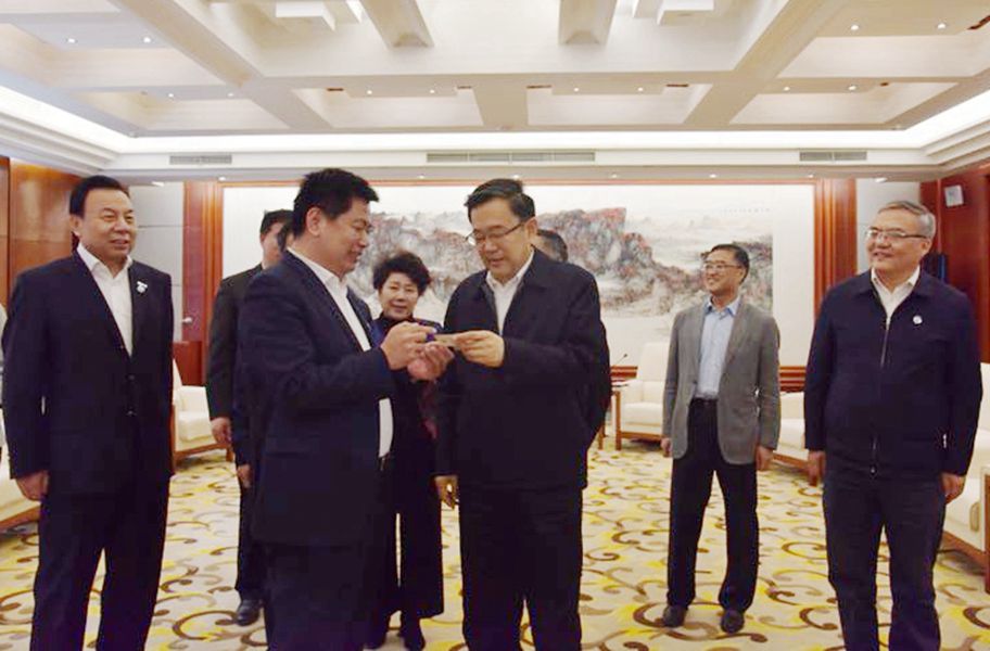 1523953970424622.jpg 2018年4月16日,貴州省委書(shū)記孫志剛聽(tīng)取全國(guó)政協(xié)委員、民建中央常委、中華職業(yè)教育社副理事長(zhǎng)、四川國(guó)弘現(xiàn)代教育投資公司(省屬國(guó)有企業(yè))董事長(zhǎng)蘇華關(guān)于在貴州省發(fā)展教育事業(yè)和教育扶貧工作匯報(bào)。_副本.jpg