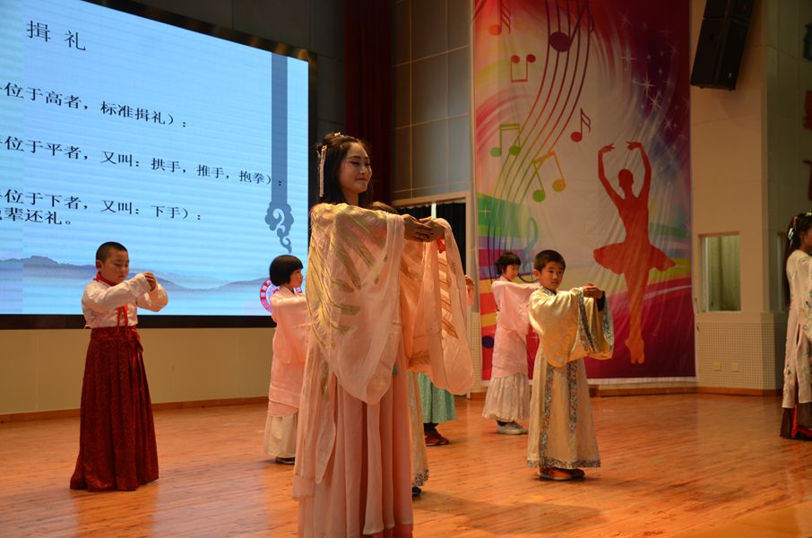 德外小學(xué)舉行“首場漢服主題公開課”活動(dòng)_副本.jpg