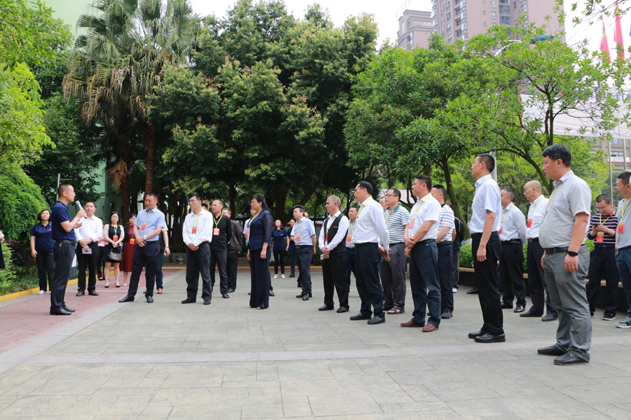 德陽市、中江縣人大代表到繼光實驗學(xué)校調(diào)研.JPG