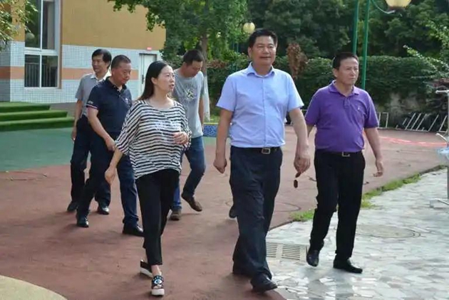 學校董事會董事長蘇華奔走在學校發(fā)展的第一線。_副本.jpg