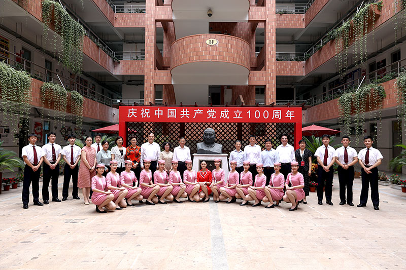 5郝明金理事長與中華職業(yè)學(xué)?？粘藢I(yè)學(xué)生合影留念.jpg