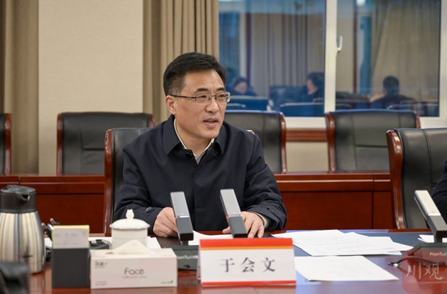 全國人大代表、重慶市渝北區(qū)委書記于會(huì)文_副本.jpg