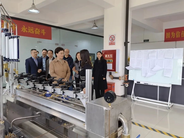 朱莉一行在四川德陽(yáng)德儀電子儀器有限公司聽取企業(yè)情況介紹.jpg
