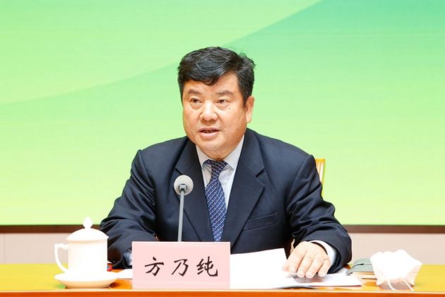 4.中華職業(yè)教育社黨組書記、總干事方乃純主持會(huì)議_副本.jpg