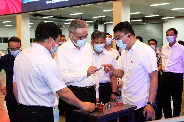 辜勝阻在哈爾濱職業(yè)技術學院實訓中心調研.jpg