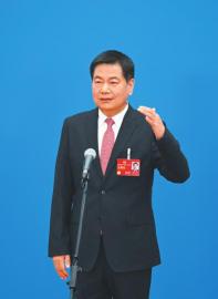 3月7日，“委員通道”集體采訪活動上，住川全國政協(xié)委員蘇華接受媒體采訪。 　　新華社記者 陳曄華 攝.jpg