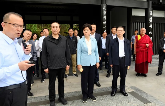考察組在世園會主會場中華園藝展區(qū)成都園聽取有關情況介紹。記者 姜寒冬 攝.jpg