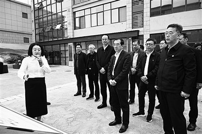 1、調(diào)研組在四川省雅安市漢源縣調(diào)研大學(xué)生電商直播創(chuàng)業(yè)項(xiàng)目以及就業(yè)援助吸納帶動(dòng)就業(yè)情況。.jpg
