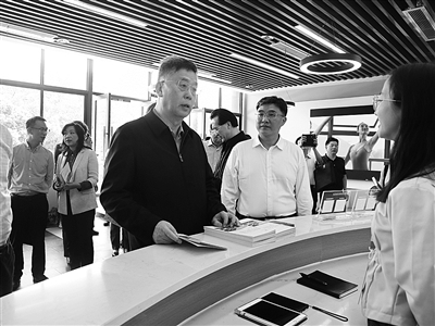 2、調(diào)研組在四川省雅安市漢源縣調(diào)研大學(xué)生電商直播創(chuàng)業(yè)項(xiàng)目以及就業(yè)援助吸納帶動(dòng)就業(yè)情況。.jpg
